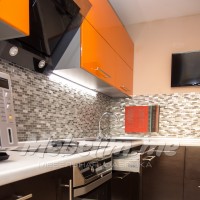 Кухни фото №12  Современный дизайн - размер 3,6х2м. Плёночные фасады, столешница Slotex, светодиодная подсветка по всей длине кухни. Фурнитура BLUM.
