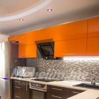 Кухни фото №11 <br /> Современный дизайн - размер 3,6х2м. Плёночные фасады, столешница Slotex, светодиодная подсветка по всей длине кухни. Фурнитура BLUM.